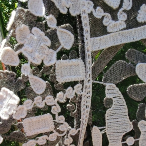 Miami white embroidered design on black mesh - Picture 9 of 9